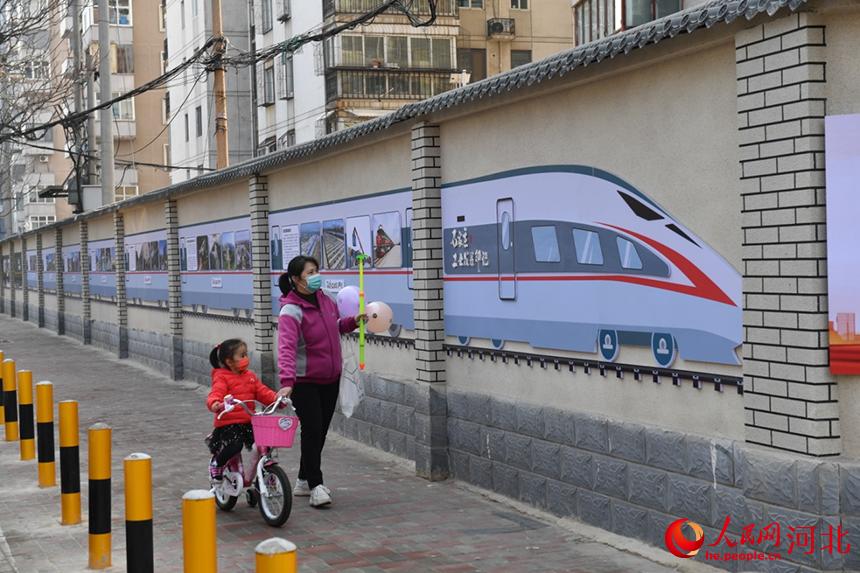 石家莊市談南路上的石家莊工業(yè)印記文化長廊吸引了過往市民駐足觀看。 張震攝