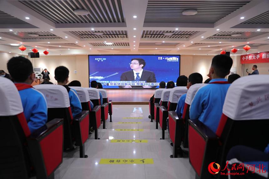 邯鄲市復(fù)興區(qū)實驗小學(xué)學(xué)生集中收聽收看“天宮課堂”第二課。 王伸攝