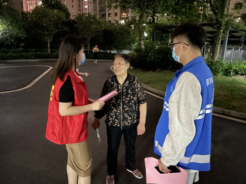 工作人員在小區(qū)進(jìn)行宣傳。受訪單位供圖