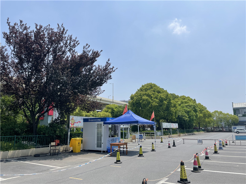 常態(tài)化“核酸采樣工作站”亮相上海街頭。龔昱攝
