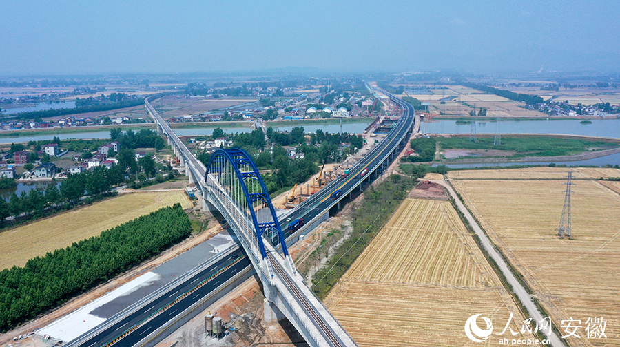 工作人員正在加速推進(jìn)牛屯河特大橋項(xiàng)目。人民網(wǎng) 王銳攝。