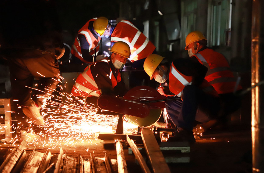 建設(shè)者們爭(zhēng)分奪秒保證進(jìn)度。雷占勝攝