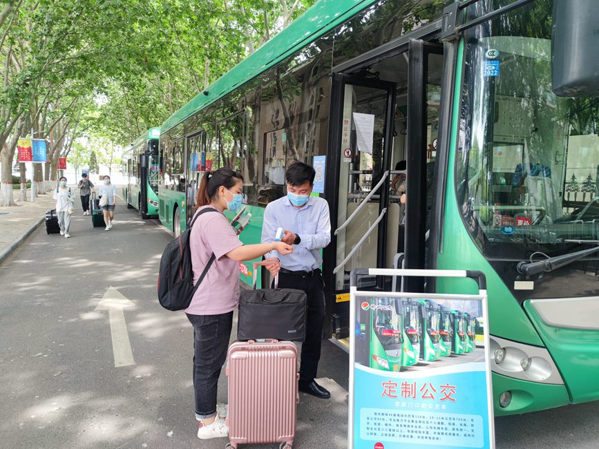 公交車從校園宿舍樓下出發(fā)，直達鄭州火車站和鄭州東站。崔晨攝