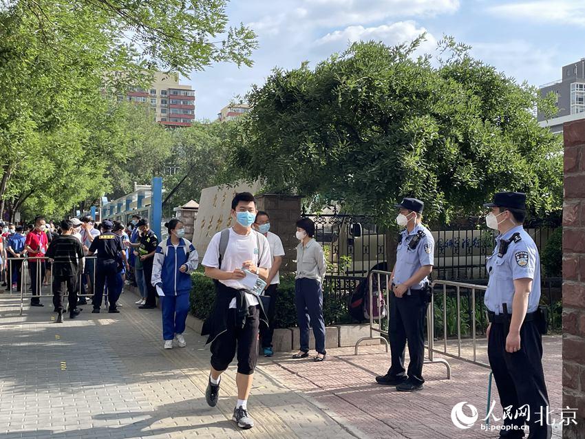 在中關(guān)村中學(xué)考點，考生們有序走入考點。人民網(wǎng) 董兆瑞攝