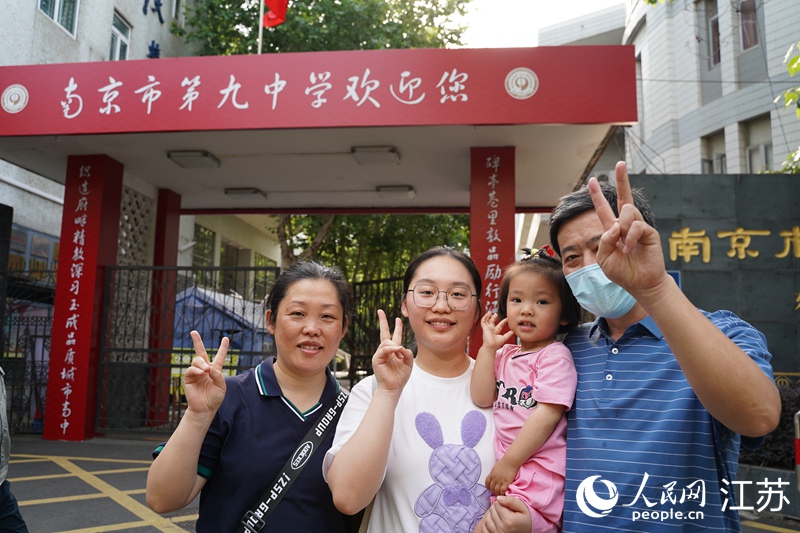 一家人在考點(diǎn)前合影留念。周夢(mèng)嬌攝