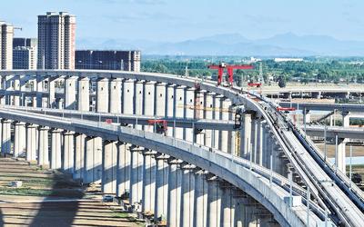 6月7日，工人在唐山市高新技術(shù)開發(fā)區(qū)境內(nèi)的京唐城際鐵路建設(shè)工地施工（無人機照片）。 新華社記者 楊世堯攝