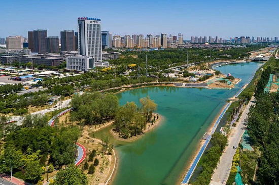 環(huán)城水系中的北湖公園越來越美。羅大慶攝