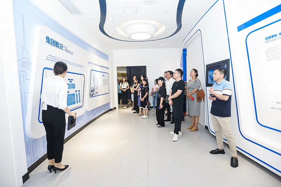 見面會(huì)參與人員在了解項(xiàng)目情況。單位供圖