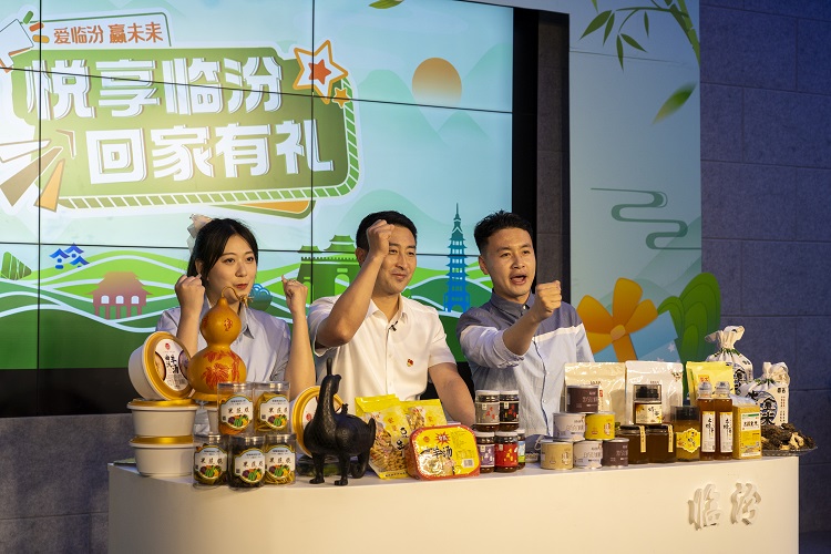 6月3日下午，在臨汾原產(chǎn)地商品體驗(yàn)店，曲沃縣副縣長(zhǎng)樊奇選對(duì)當(dāng)?shù)氐霓r(nóng)特產(chǎn)品、旅游景點(diǎn)進(jìn)行了推介代言。鄭遠(yuǎn)飛攝