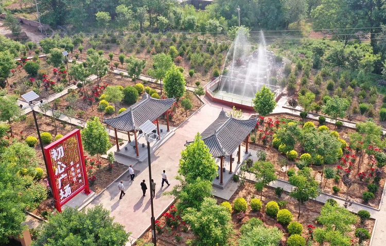 初夏時(shí)節(jié)，襄汾縣鄧莊鎮(zhèn)澗溝村初心廣場(chǎng)內(nèi)一派迷人的鄉(xiāng)村振興新圖景。李現(xiàn)俊攝