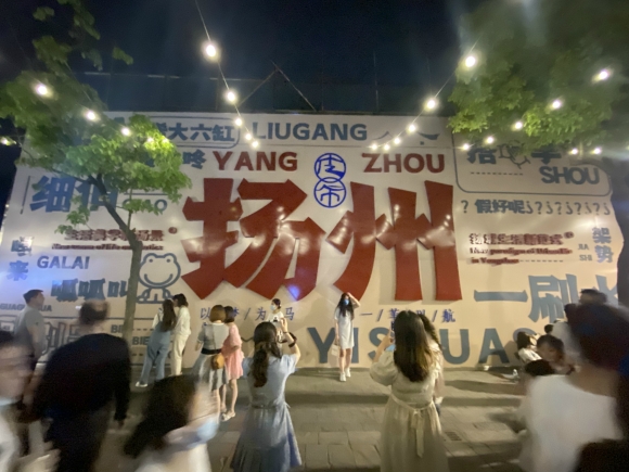 古運(yùn)河畔的皮市街充滿市井氣息。 人民網(wǎng) 張玉峰攝