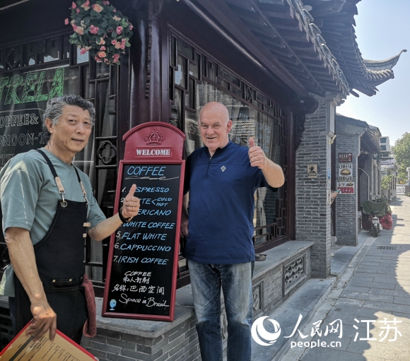 愛(ài)逛古巷的巴西人和揚(yáng)州朋友在仁豐里開了一家西餐廳。 人民網(wǎng) 張玉峰攝