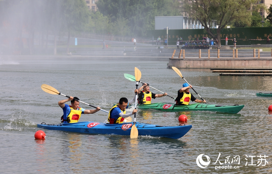 夏日清晨，一艘艘色彩鮮艷的賽艇和槳板在伯瀆河畔穿梭。朱剛?cè)簲z