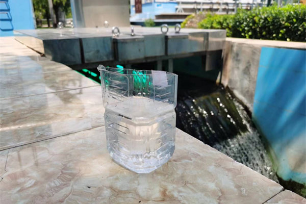 在邯鄲市雞澤縣藍(lán)天污水處理廠，污水經(jīng)過處理后清澈透明。鄭佳欣攝