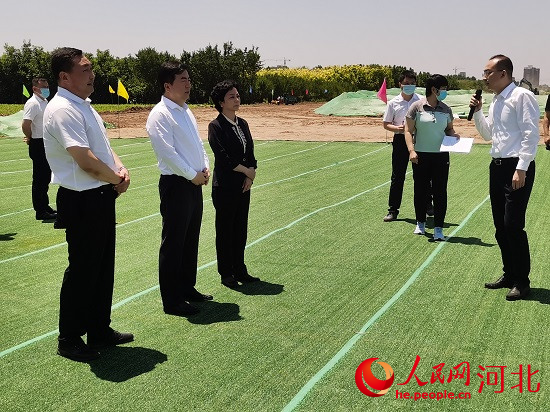 觀摩團現(xiàn)場了解項目建設情況。人民網(wǎng) 張繼航攝