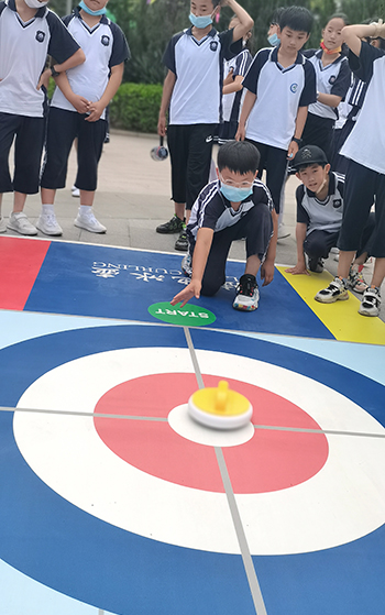 河北省威縣第四小學(xué)學(xué)生練習(xí)陸地冰壺動(dòng)作。 趙國華攝