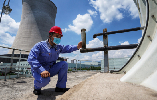 河北涿州京源熱電有限責(zé)任公司技術(shù)人員正在對設(shè)備進行檢驗排查。劉楊攝