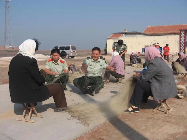 宋萬民幫助漁民修補(bǔ)漁網(wǎng)。 濱州市公安局海岸警察支隊(duì)岔尖派出所供圖