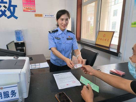 張靜正在為群眾辦理業(yè)務(wù)。 趙凱攝