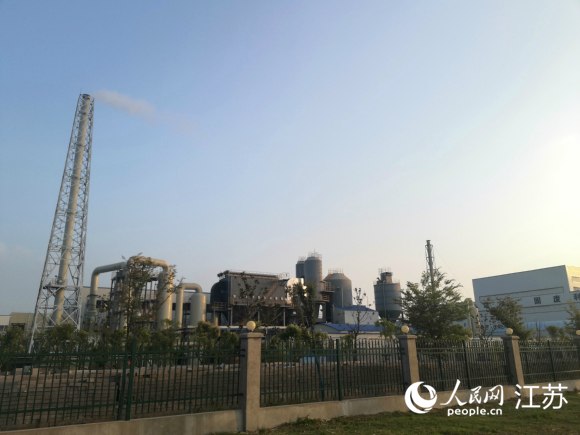 此次被當(dāng)?shù)鼐用穹从硰U氣刺鼻的企業(yè)。 人民網(wǎng) 張玉峰攝