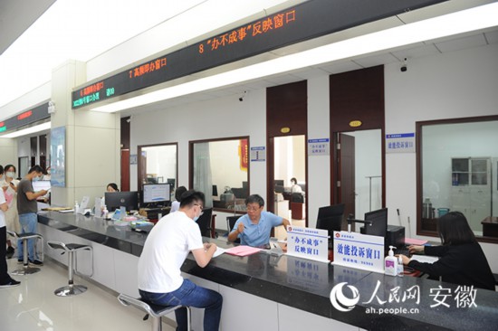 市民向“辦不成事”反映窗口工作人員咨詢。人民網(wǎng) 胡雨松攝