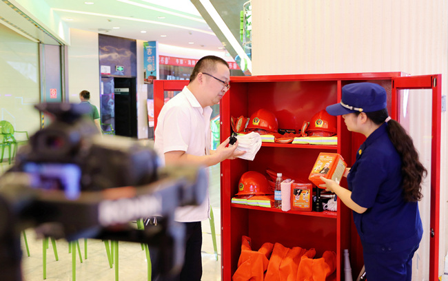 通過直播講解消防器材的使用方法。單位供圖