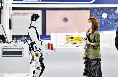 近日，第六屆世界智能大會在天津開幕，圖為參會嘉賓參觀天津制造業(yè)立市展。 新華社記者 趙子碩攝