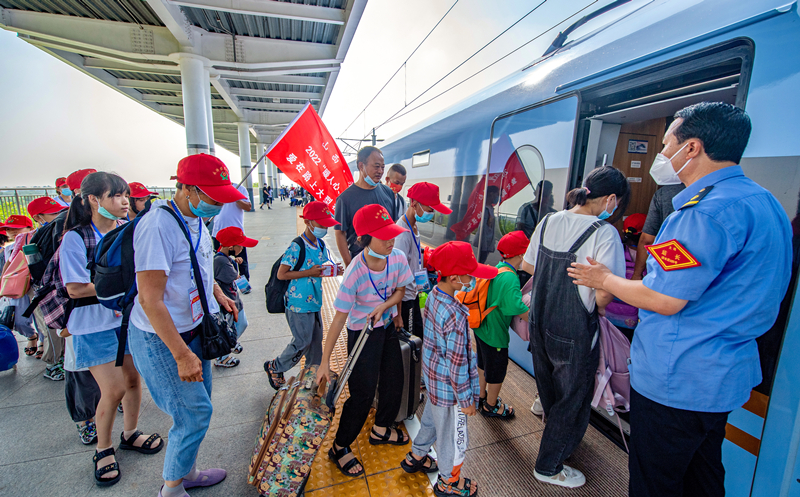 乘高鐵出發(fā)。