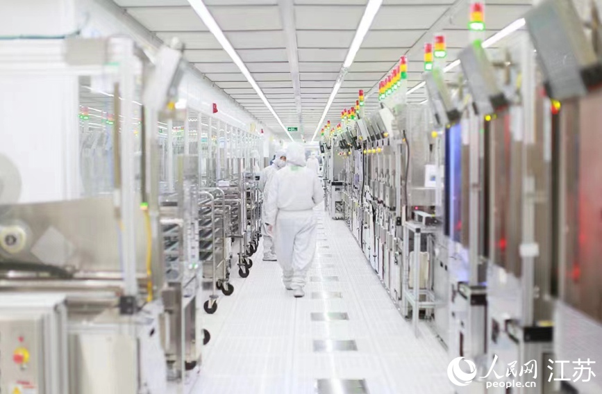 在希捷國(guó)際科技（無(wú)錫）有限公司生產(chǎn)車間，技術(shù)人員正在巡查作業(yè)。新吳區(qū)委宣傳部供圖