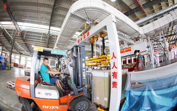 沭陽縣一公司車間內一派緊張有序的繁忙景象。沭陽縣委宣傳部供圖