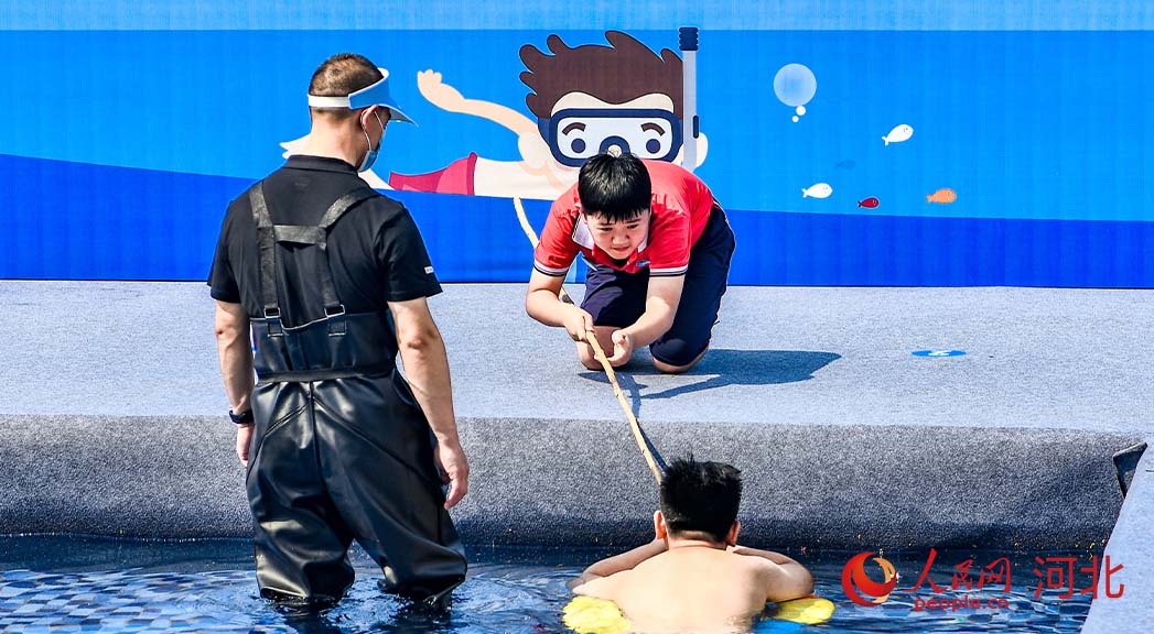 活動現(xiàn)場模擬演練。 人民網(wǎng) 周博攝