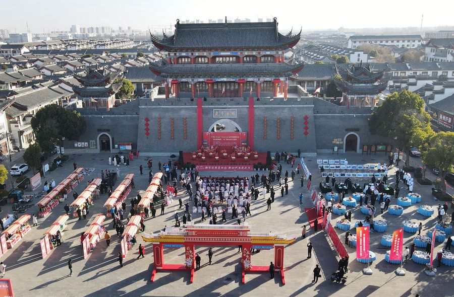 城門掛春聯(lián)，金湖沖刺“開門紅”。陳義寶攝