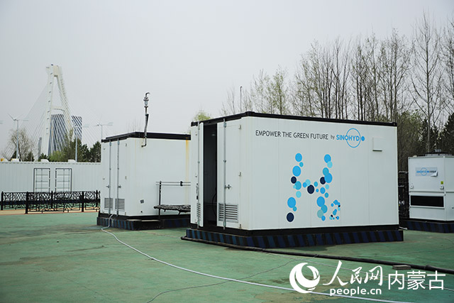 鄂爾多斯碳中和研究院內(nèi)的制氫設(shè)備。人民網(wǎng)記者 趙夢(mèng)月攝
