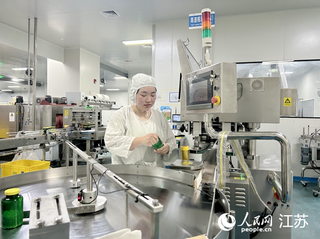 工作人員在操作檢測(cè)儀器。人民網(wǎng) 王丹丹攝