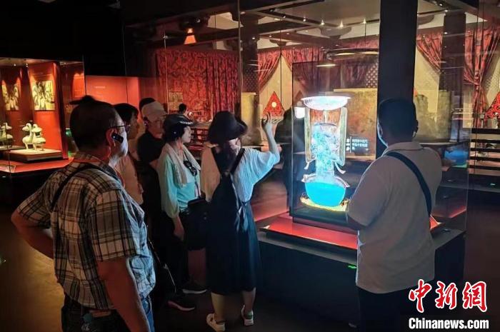 圖為臺灣新北市永和區(qū)里長聯(lián)誼會江西參訪團一行在南昌漢代?；韬顕z址博物館內參觀展出的珍貴文物?！●樞↓?攝