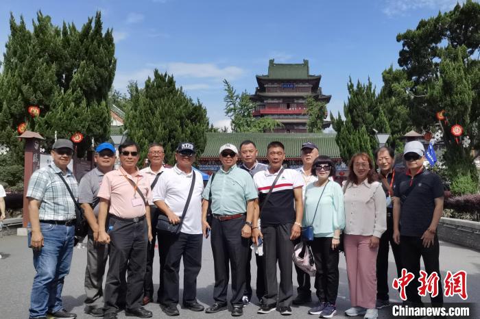 圖為臺灣新北市永和區(qū)里長聯(lián)誼會江西參訪團一行在南昌滕王閣前合影?！×鴷缘?攝