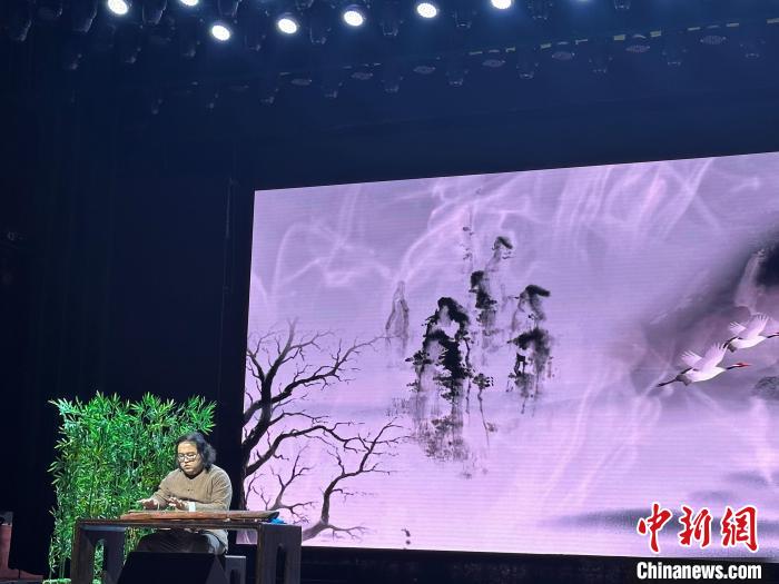 閩派古琴名家陳志強(qiáng)演奏一曲《流水》。　張麗君 攝