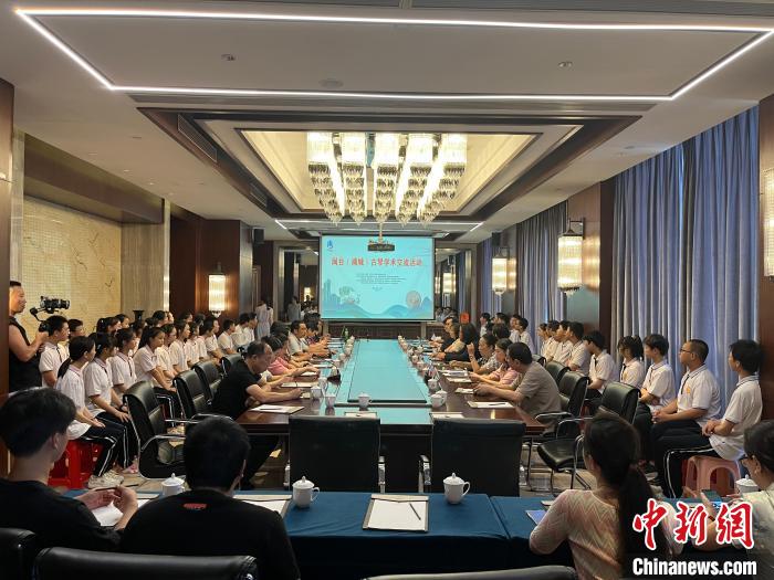 閩臺(tái)古琴技藝培訓(xùn)交流活動(dòng)同步舉行?！∪~國(guó)寶 攝