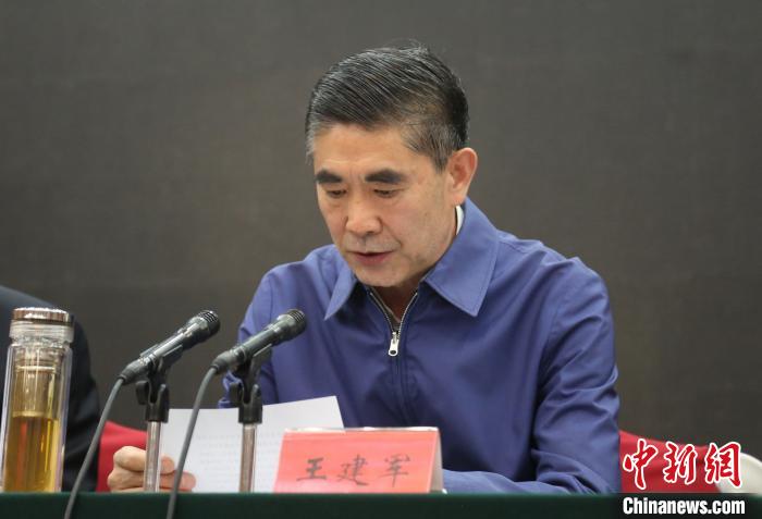 圖為青海省委書記王建軍出席會(huì)議并作講話?！?zhí)砀?攝