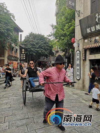 馮小剛電影公社里體驗(yàn)“黃包車”的游客。南海網(wǎng)記者 蘇靚 攝