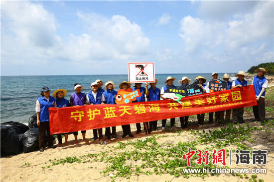 環(huán)保志愿者呼吁停止隨地扔垃圾、破壞環(huán)境等不文明行為。