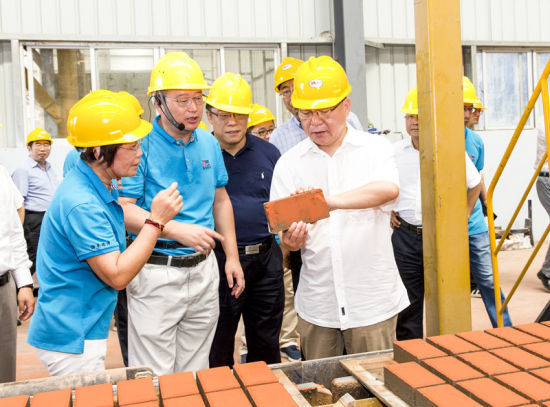 2019年6月21日下午，省長沈曉明在三亞建筑廢棄物綜合利用廠，查看用建筑廢棄物綜合處理后制成的再生水泥磚。海南日報記者 宋國強(qiáng) 攝