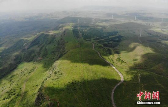6月28日，夏日鏡頭下的河北張家口張北“草原天路”蜿蜒曲折。 中新社記者 楊艷敏 攝