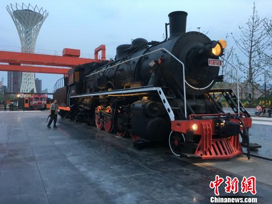 公園內(nèi)保留布置了蒸汽時(shí)代火車頭?！「呒t超 攝