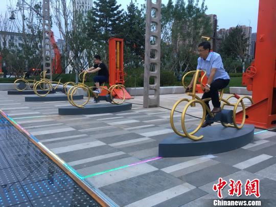 市民使用公園內(nèi)的健身設(shè)施?！「呒t超 攝