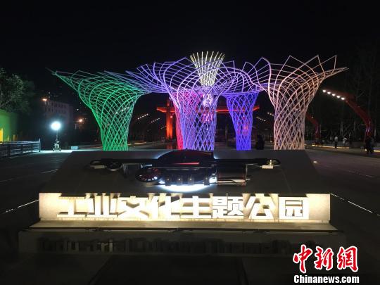 夜晚，奧運(yùn)“五色樹”的燈光。　高紅超 攝