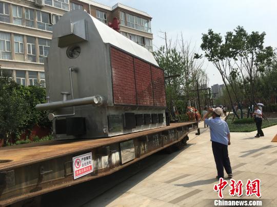 公園內(nèi)陳列著臥式蒸汽鍋爐等工業(yè)產(chǎn)品?！「呒t超 攝