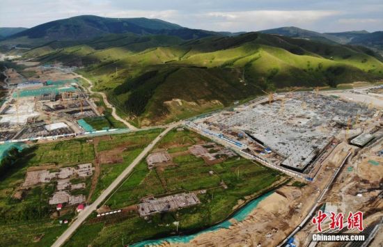 6月28日，航拍鏡頭下的河北張家口冬奧會(huì)太子城冰雪小鎮(zhèn)項(xiàng)目。太子城冰雪小鎮(zhèn)項(xiàng)目位于2022年冬奧會(huì)張家口賽區(qū)核心區(qū)，連接張家口賽區(qū)云頂和古楊樹(shù)兩個(gè)競(jìng)賽場(chǎng)館群，建成后將承擔(dān)賽時(shí)核心區(qū)配套保障功能，提供冬奧頒獎(jiǎng)、貴賓接待、交通換乘、休閑娛樂(lè)等服務(wù)，賽后將成為一座國(guó)際化四季度假小鎮(zhèn)。 中新社記者 楊艷敏 攝