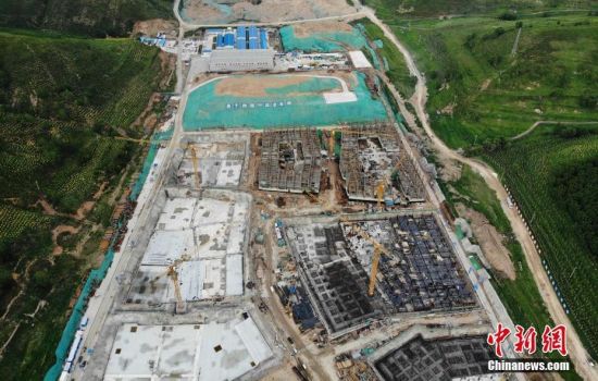 6月28日，航拍鏡頭下的河北張家口冬奧會(huì)太子城冰雪小鎮(zhèn)項(xiàng)目。太子城冰雪小鎮(zhèn)項(xiàng)目位于2022年冬奧會(huì)張家口賽區(qū)核心區(qū)，連接張家口賽區(qū)云頂和古楊樹(shù)兩個(gè)競(jìng)賽場(chǎng)館群，建成后將承擔(dān)賽時(shí)核心區(qū)配套保障功能，提供冬奧頒獎(jiǎng)、貴賓接待、交通換乘、休閑娛樂(lè)等服務(wù)，賽后將成為一座國(guó)際化四季度假小鎮(zhèn)。 中新社記者 楊艷敏 攝