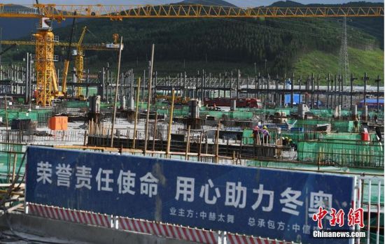 6月28日，河北張家口冬奧會(huì)太子城冰雪小鎮(zhèn)項(xiàng)目現(xiàn)場(chǎng)。太子城冰雪小鎮(zhèn)項(xiàng)目位于2022年冬奧會(huì)張家口賽區(qū)核心區(qū)，連接張家口賽區(qū)云頂和古楊樹(shù)兩個(gè)競(jìng)賽場(chǎng)館群，建成后將承擔(dān)賽時(shí)核心區(qū)配套保障功能，提供冬奧頒獎(jiǎng)、貴賓接待、交通換乘、休閑娛樂(lè)等服務(wù)，賽后將成為一座國(guó)際化四季度假小鎮(zhèn)。 中新社記者 楊艷敏 攝
